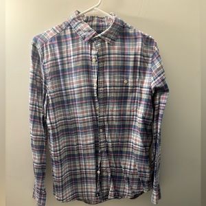 Comfortable, Thick Vineyard Vines summer button down that is ready to wear